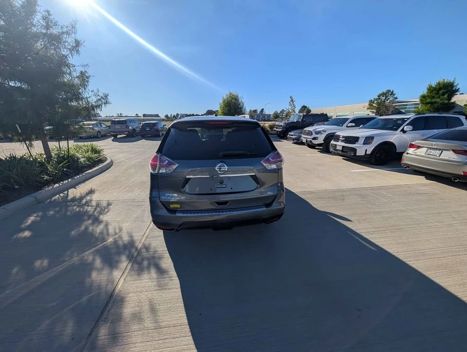 2016 Nissan Rogue - Image 2 of 10