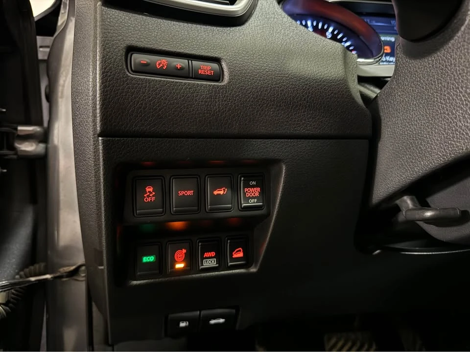 2016 Nissan Rogue - Image 11 of 18