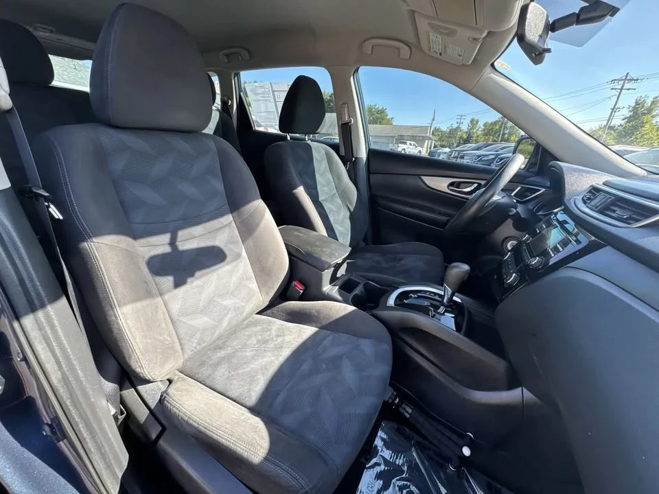 2016 Nissan Rogue - Image 10 of 16