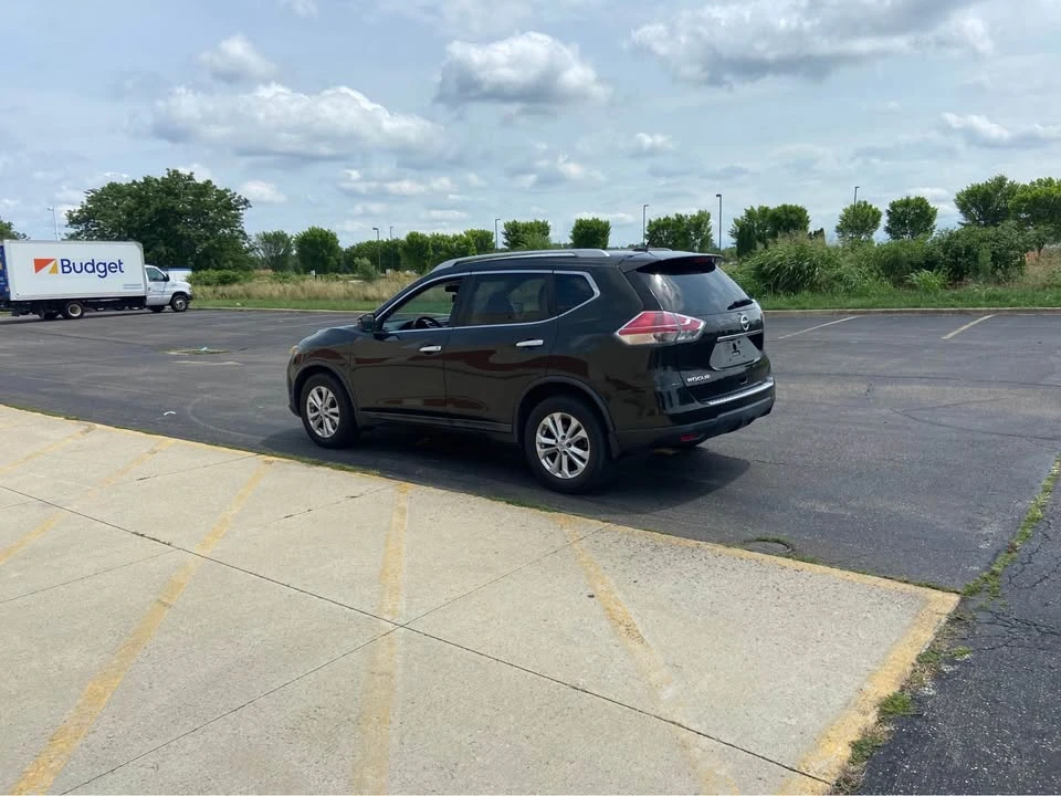 2016 Nissan Rogue - Image 2 of 11
