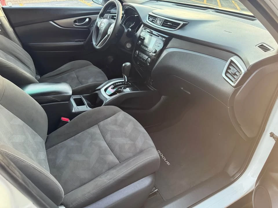 2016 Nissan Rogue - Image 10 of 12