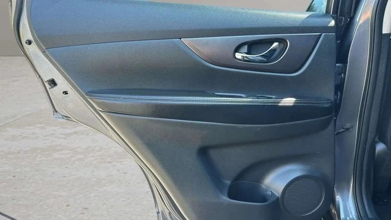 2016 Nissan Rogue - Image 13 of 20