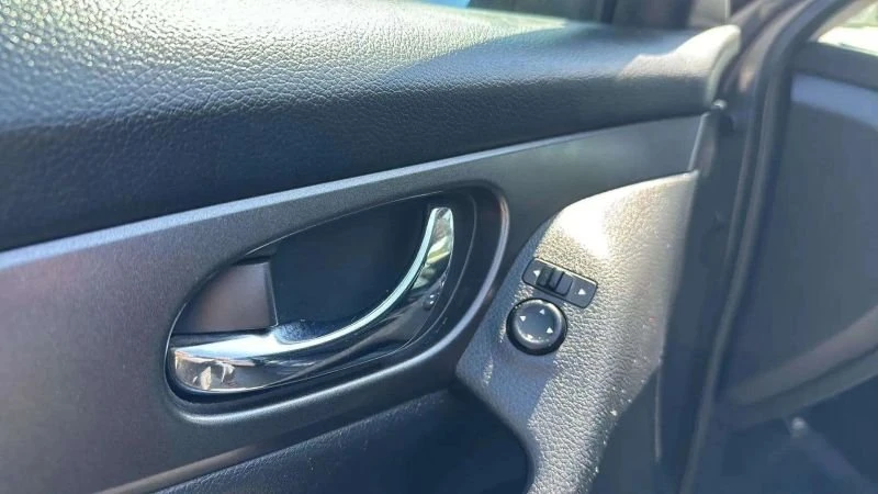 2016 Nissan Rogue - Image 10 of 20