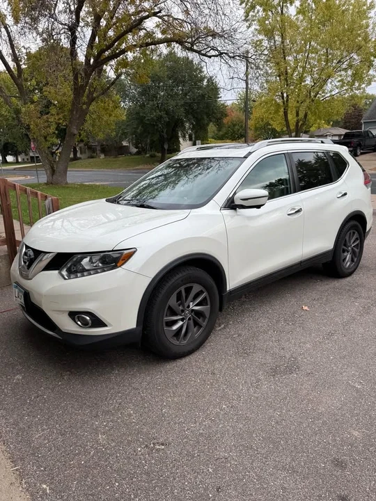2016 Nissan Rogue - Image 2 of 3