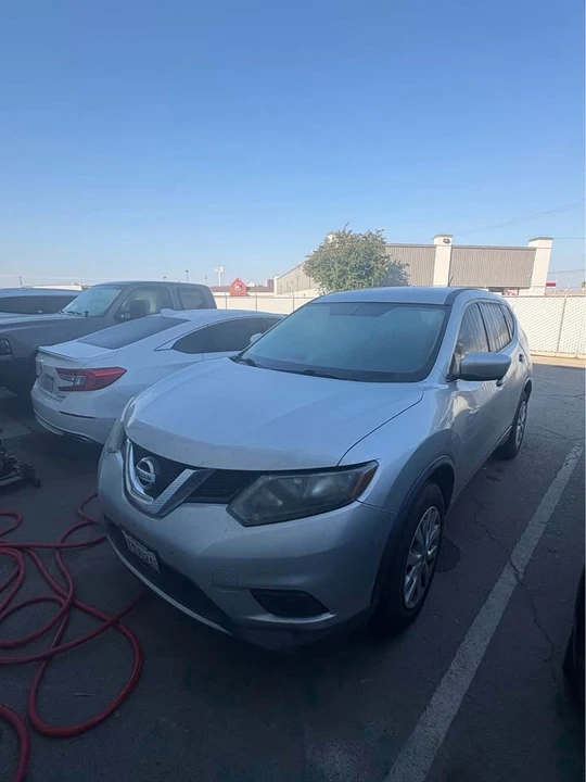 2016 Nissan Rogue - Image 2 of 3