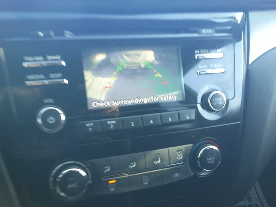2016 Nissan Rogue - Image 15 of 18