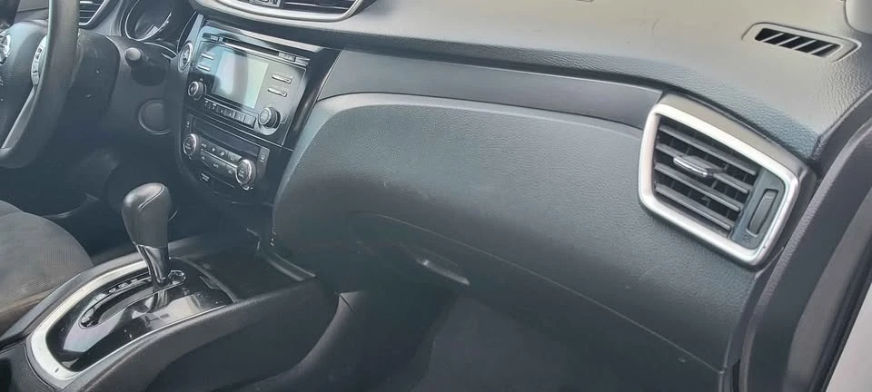 2016 Nissan Rogue - Image 10 of 14