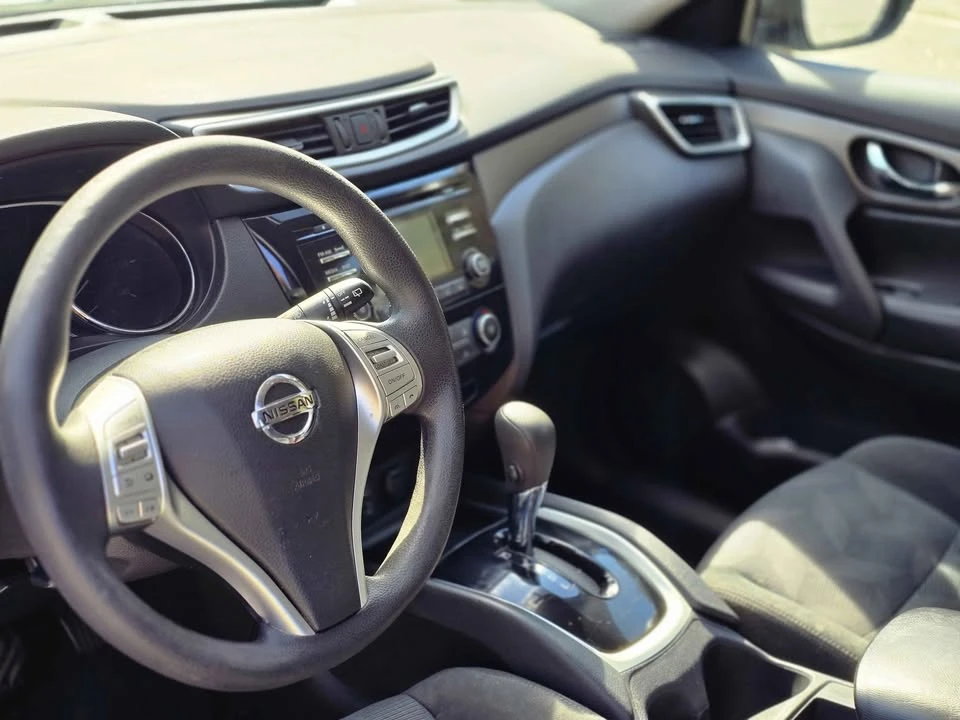 2016 Nissan Rogue - Image 9 of 17