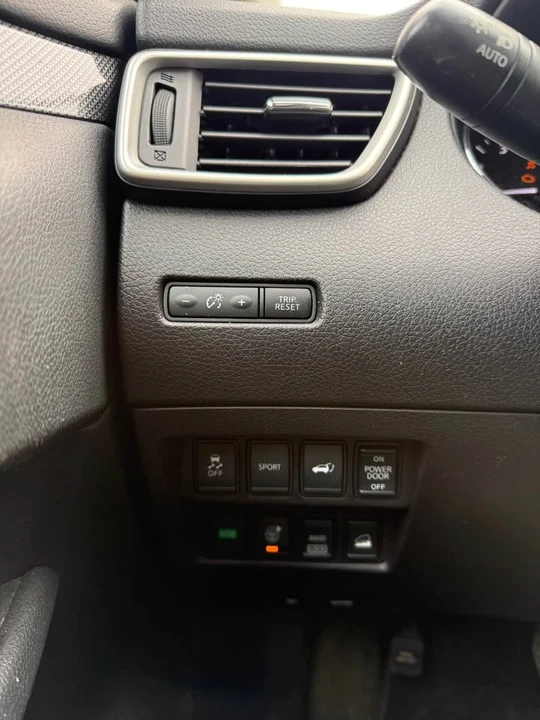 2016 Nissan Rogue - Image 17 of 20
