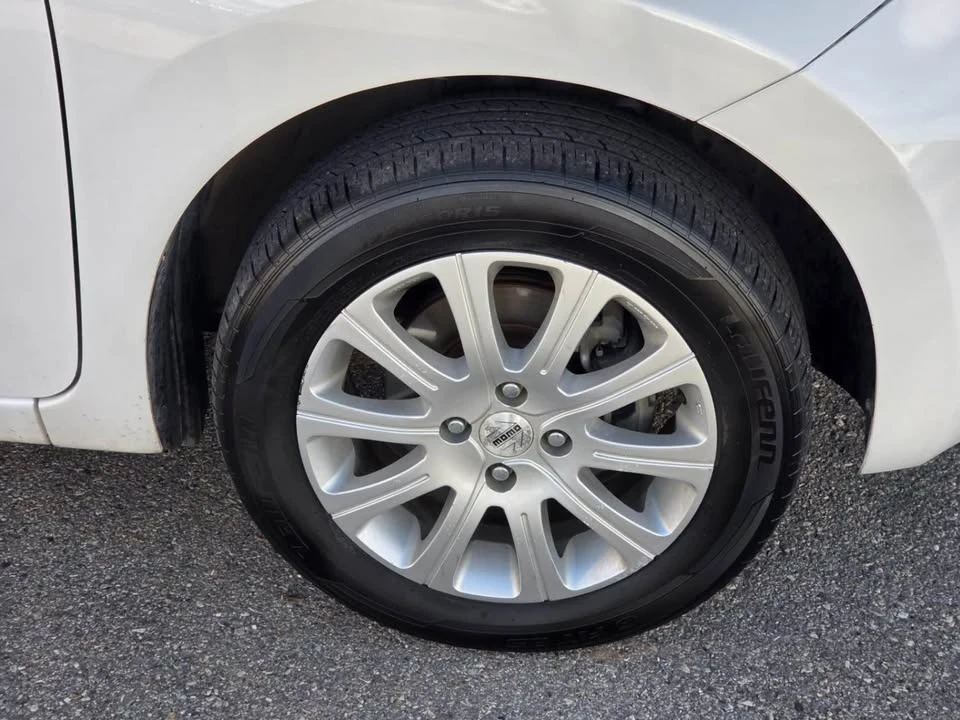 2016 Nissan Versa - Image 10 of 17