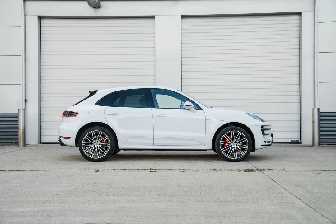 2016 Porsche Macan Turbo - Image 9 of 31