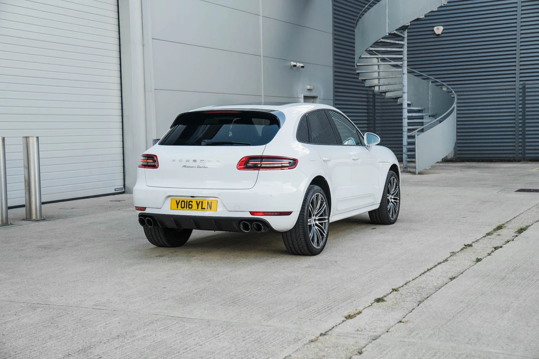 2016 Porsche Macan Turbo - Image 15 of 31