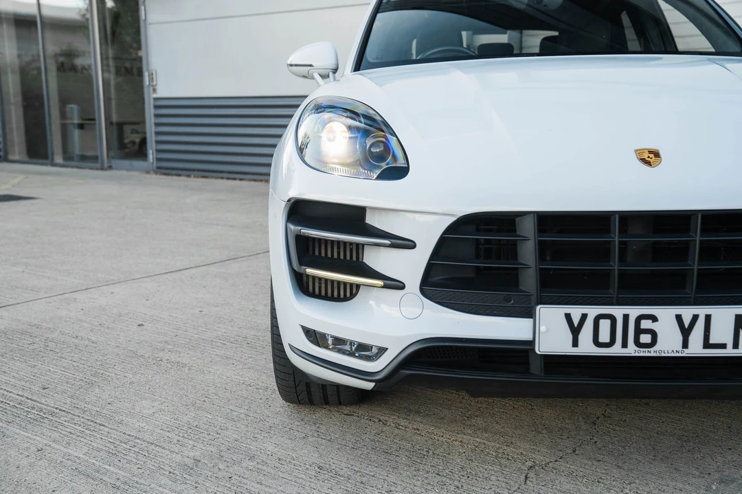 2016 Porsche Macan Turbo - Image 18 of 31