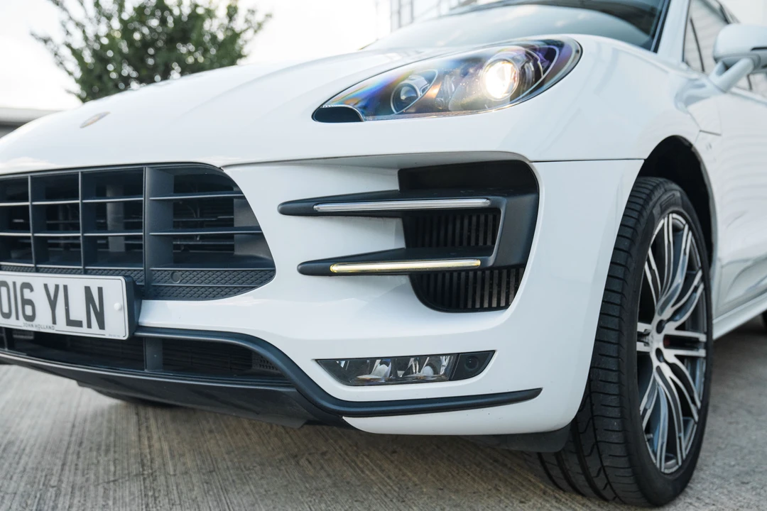 2016 Porsche Macan Turbo - Image 24 of 31