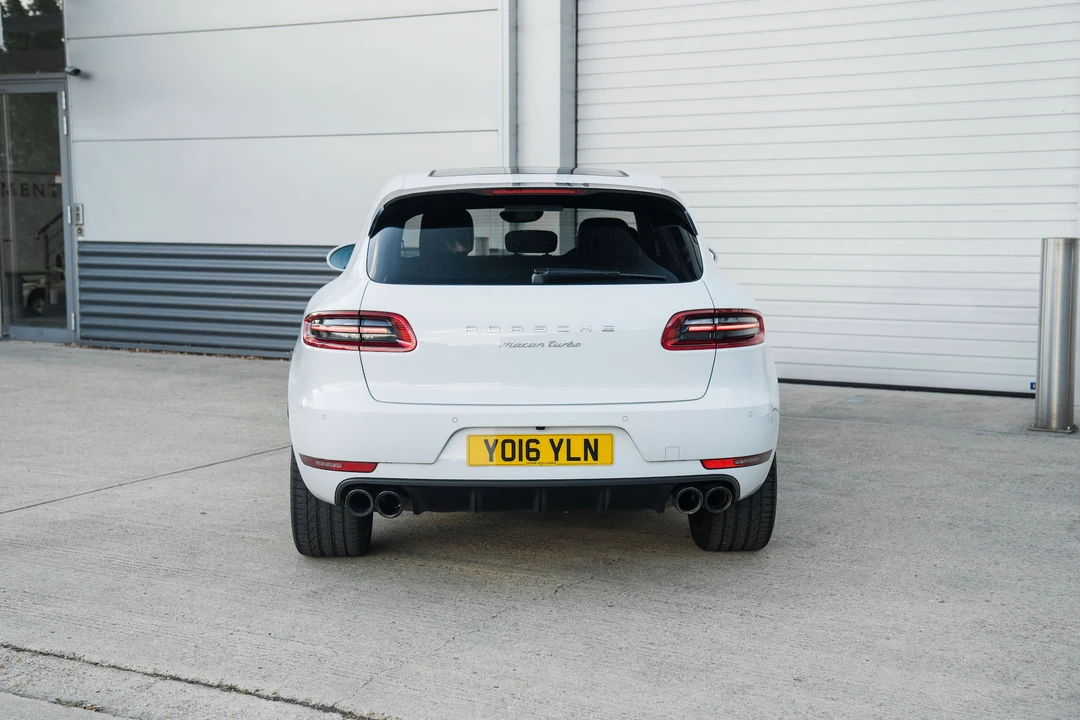 2016 Porsche Macan Turbo - Image 14 of 31