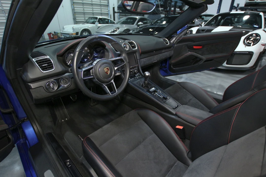2016 Porsche 981 Boxster Spyder - Image 26 of 31