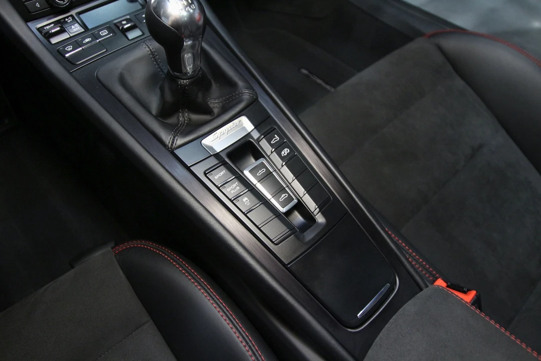 2016 Porsche 981 Boxster Spyder - Image 28 of 31