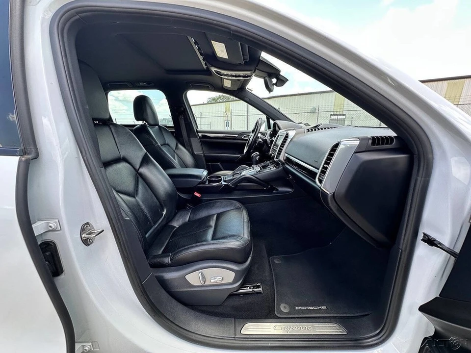 2016 Porsche 958 Cayenne - Image 13 of 24