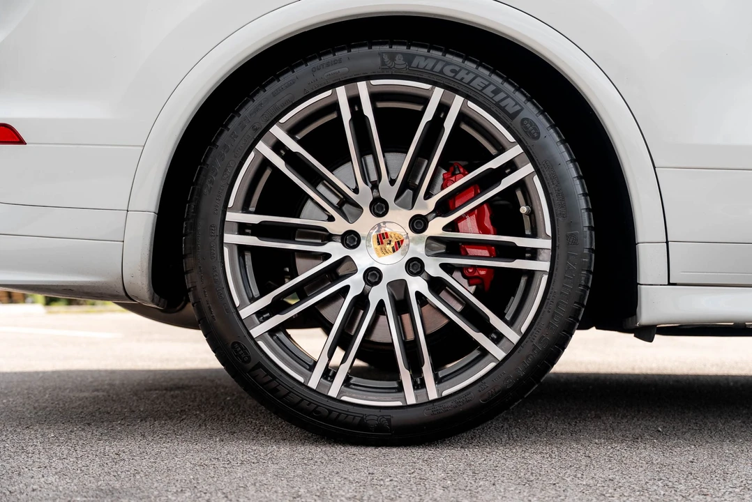 2016 Porsche 958 Cayenne GTS - Image 26 of 31
