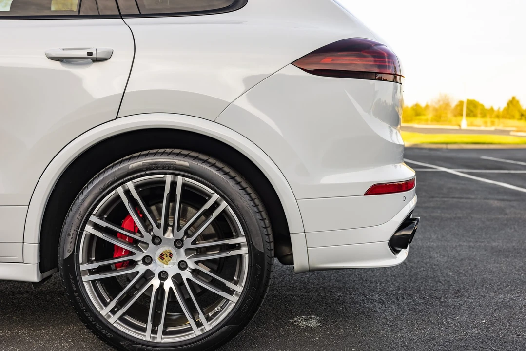 2016 Porsche 958 Cayenne GTS - Image 25 of 31