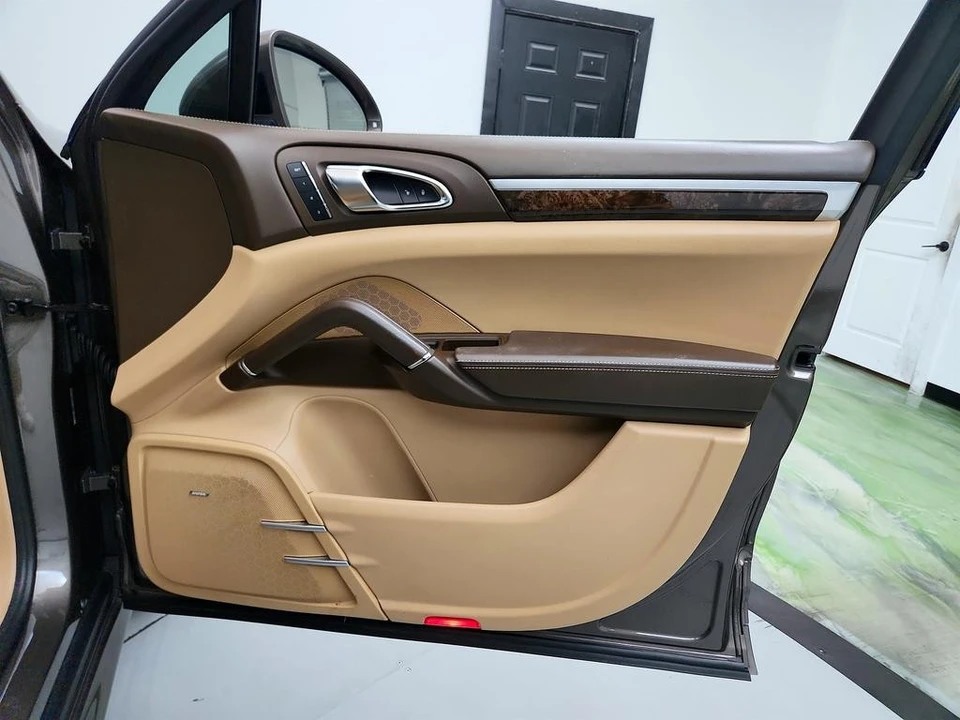2016 Porsche 958 Cayenne GTS - Image 28 of 31