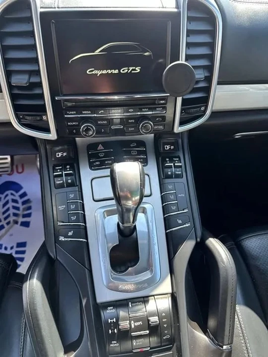 2016 Porsche 958 Cayenne - Image 13 of 17