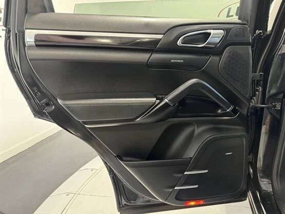 2016 Porsche 958 Cayenne - Image 10 of 20