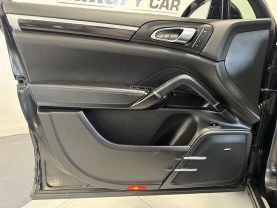 2016 Porsche 958 Cayenne - Image 9 of 20