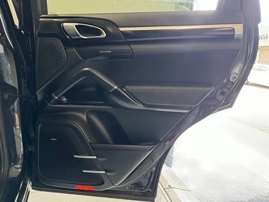 2016 Porsche 958 Cayenne - Image 12 of 20