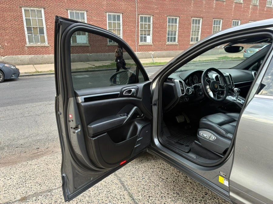 2016 Porsche 958 Cayenne - Image 16 of 17