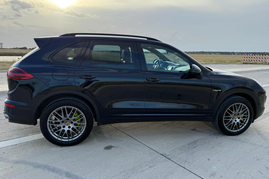 2016 Porsche 958 Cayenne S - Image 3 of 31