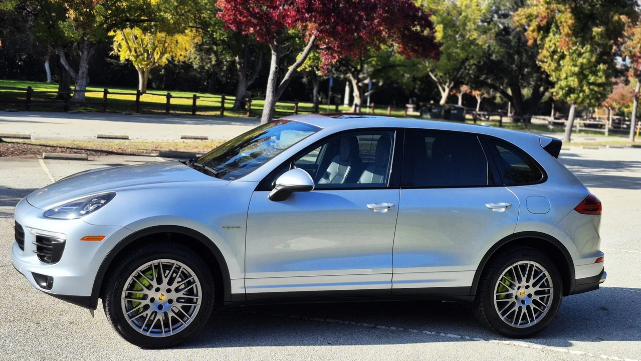 2016 Porsche 958 Cayenne S - Image 2 of 31