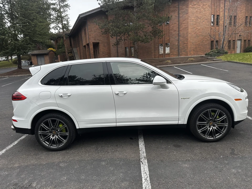 2016 Porsche 958 Cayenne S - Image 25 of 31