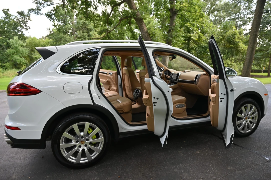 2016 Porsche Cayenne - Image 29 of 31