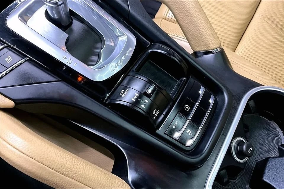 2016 Porsche 958 Cayenne S - Image 16 of 19