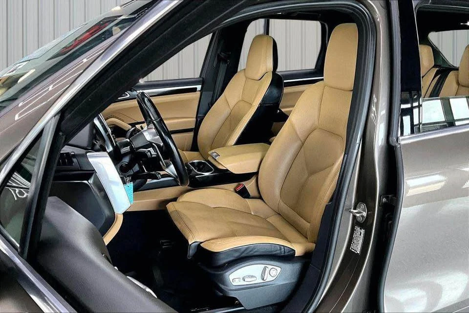 2016 Porsche 958 Cayenne S - Image 9 of 14