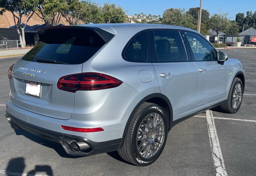 2016 Porsche 958 Cayenne S - Image 2 of 15