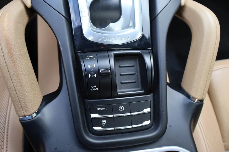 2016 Porsche 958 Cayenne - Image 16 of 17