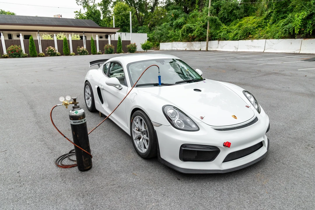 2016 Porsche 981 Cayman GT4 Clubsport - Image 9 of 31