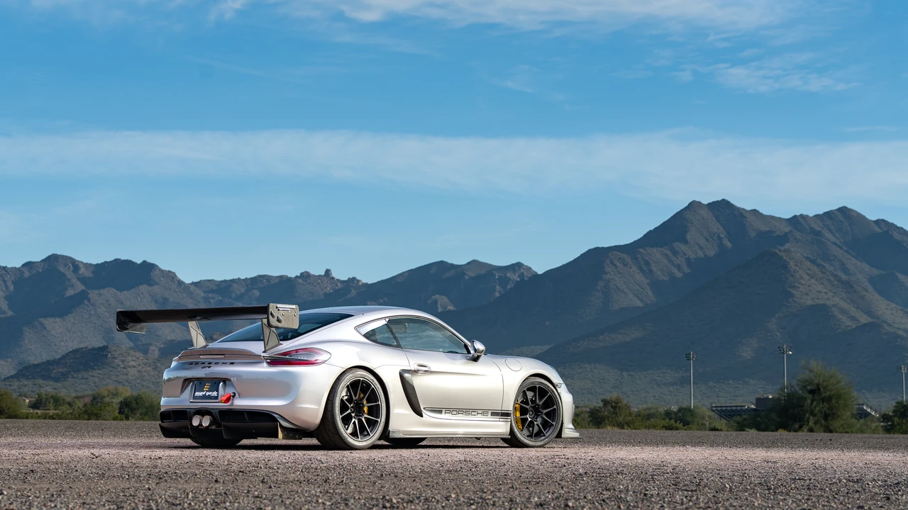 2016 Porsche 981 Cayman GT4 - Image 17 of 31