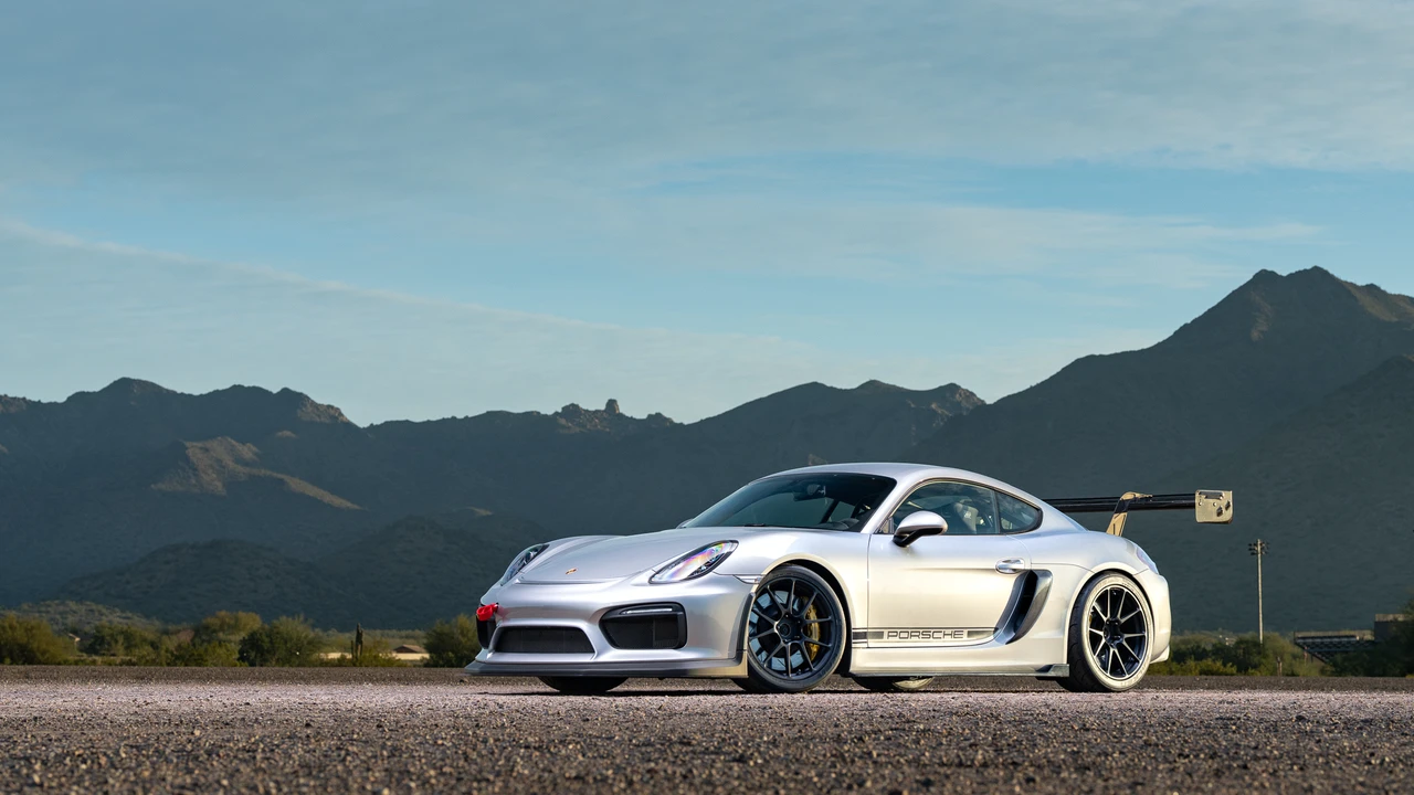 2016 Porsche 981 Cayman GT4 - Image 2 of 31