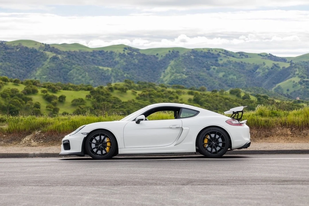 2016 Porsche 981 Cayman GT4 - Image 2 of 11