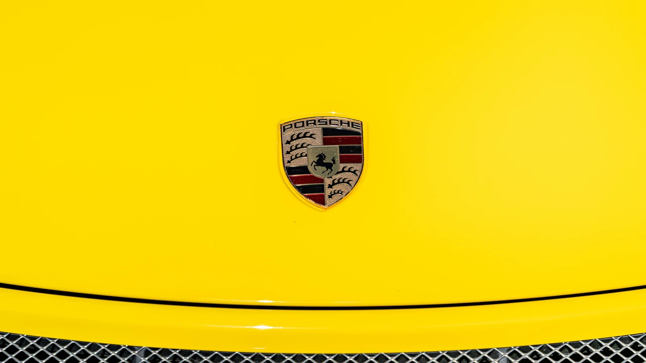 2016 Porsche 981 Cayman GT4 - Image 28 of 31