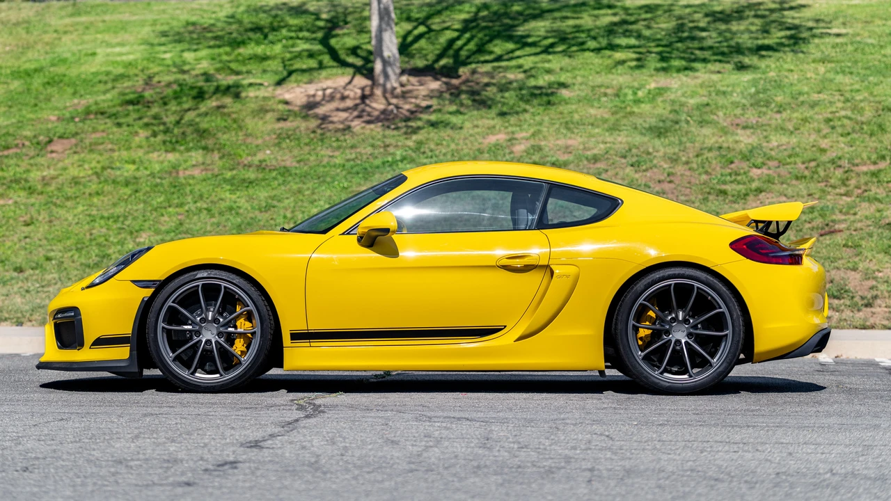 2016 Porsche 981 Cayman GT4 - Image 8 of 31