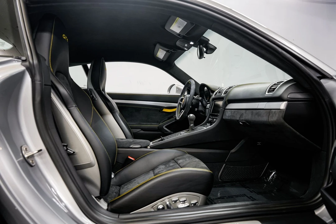 2016 Porsche 981 Cayman GT4 - Image 24 of 31