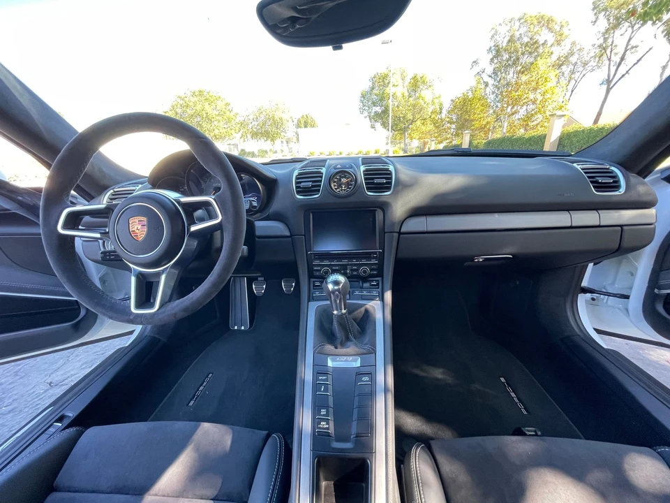 2016 Porsche 981 Cayman GT4 - Image 26 of 31