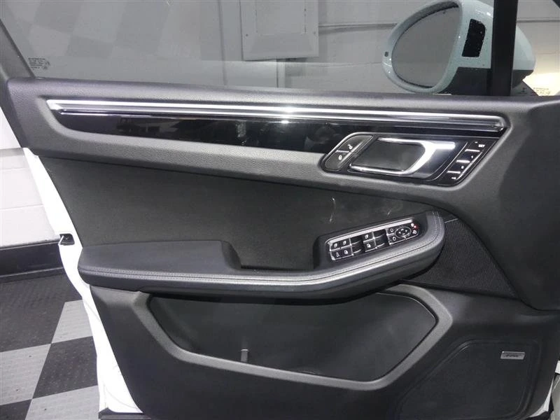 2016 Porsche Macan - Image 18 of 20