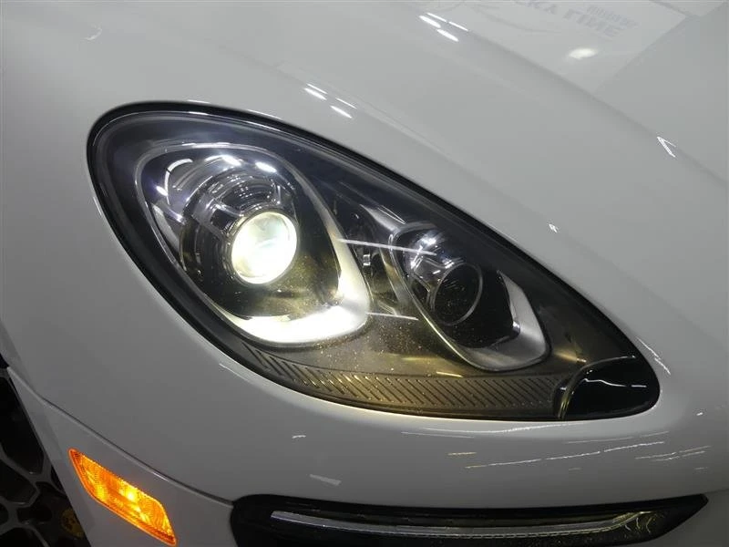 2016 Porsche Macan - Image 15 of 20