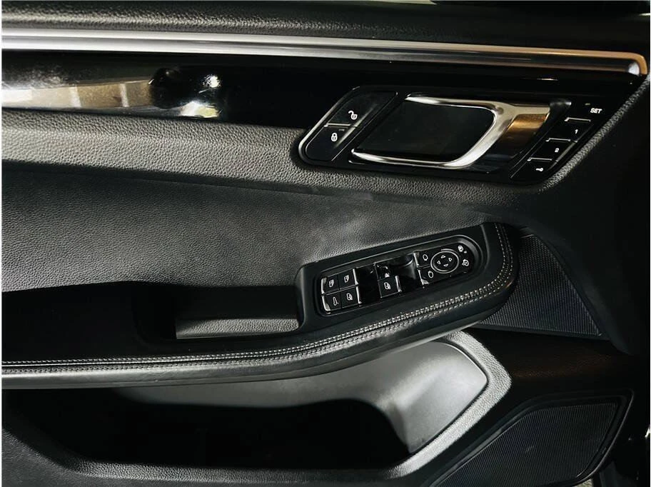 2016 Porsche Macan - Image 16 of 20