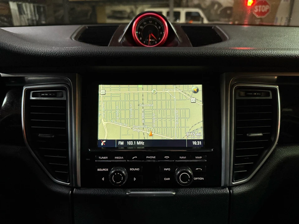 2016 Porsche Macan S - Image 19 of 31